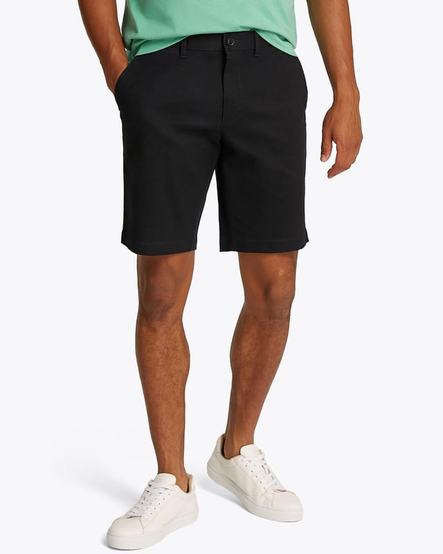 Inspired by the year that Tommy Hilfiger first designed his namesake label, our 1985 collection reimagines archival icons.Refresh your sunny day looks with these timeless chino shorts, which are cut in a relaxed shape for a laid-back vibe.Highlights• Stretch cotton• 1985 Collection• Two waist angled slip pockets• Two back buttoned welt pockets• Tommy Hilfiger branding• Tommy Hilfiger flag embroidery on backShape & fit• Relaxed fitComposition & care• 97% cotton, 3% elastane