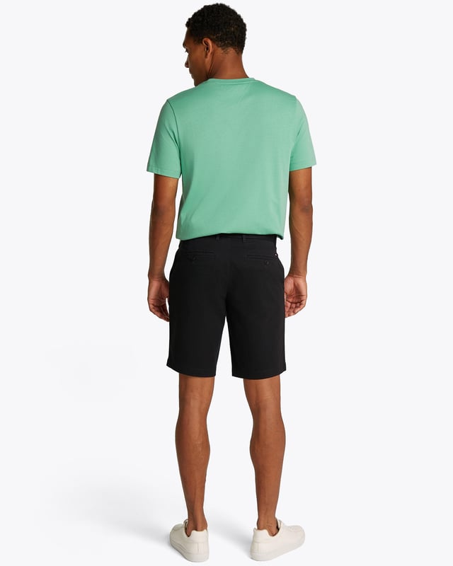 Inspired by the year that Tommy Hilfiger first designed his namesake label, our 1985 collection reimagines archival icons.Refresh your sunny day looks with these timeless chino shorts, which are cut in a relaxed shape for a laid-back vibe.Highlights• Stretch cotton• 1985 Collection• Two waist angled slip pockets• Two back buttoned welt pockets• Tommy Hilfiger branding• Tommy Hilfiger flag embroidery on backShape & fit• Relaxed fitComposition & care• 97% cotton, 3% elastane