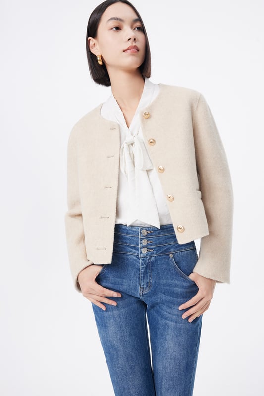 Chaqueta de tweed estilo Chanel, corta y cuadrada, suelta pero no holgada, que se adapta a todo tipo de cuerpos. Realza invisiblemente las proporciones. Corte elegante y generoso, cómodo. Forro de hombros con diseño de hombreras arqueadas finas que modifican el contorno y crean un aspecto elegante. Aporta una sensación de poder al estilo general, plasmando el encanto de la elegancia y la calma.