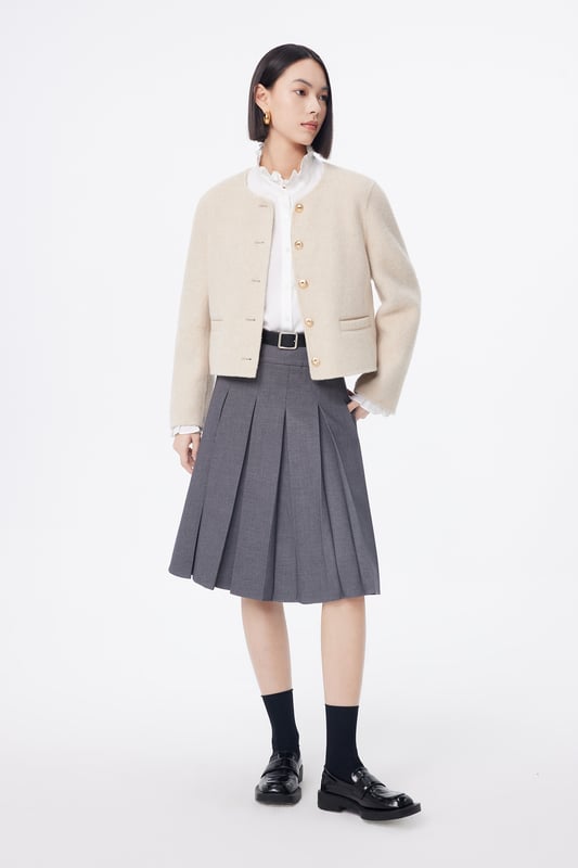 Chaqueta de tweed estilo Chanel, corta y cuadrada, suelta pero no holgada, que se adapta a todo tipo de cuerpos. Realza invisiblemente las proporciones. Corte elegante y generoso, cómodo. Forro de hombros con diseño de hombreras arqueadas finas que modifican el contorno y crean un aspecto elegante. Aporta una sensación de poder al estilo general, plasmando el encanto de la elegancia y la calma.