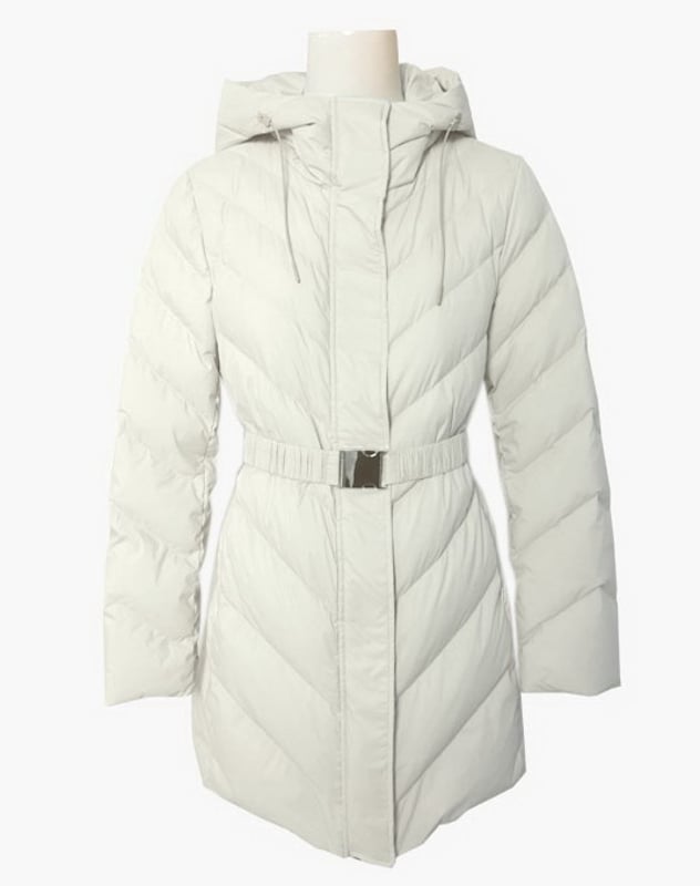Esta chaqueta de plumón con capucha, ajustada y ceñida a la cintura, está rellena de plumón de ganso puro, ofreciendo ligereza y calidez. Con accesorios metálicos con cierre de cordón estilo Moncler, añade un toque de lujo con detalles de alta gama. El acolchado diagonal la diferencia de las chaquetas de plumón convencionales, proporcionando un efecto visual estilizador que también realza la silueta. Con un diseño clásico y práctico de largo medio, ofrece gran versatilidad y no abruma la altura. La cinturilla elástica ajustable se adapta a diferentes tipos de cuerpo. El tejido antifugas de plumón garantiza un tacto cómodo, con excelente transpirabilidad, calidez y ligereza. El tejido es resistente al agua, fácil de cuidar y proporciona calidez y confort. Suave y sedoso, el tejido crea una sensación relajada y cómoda sin presión.