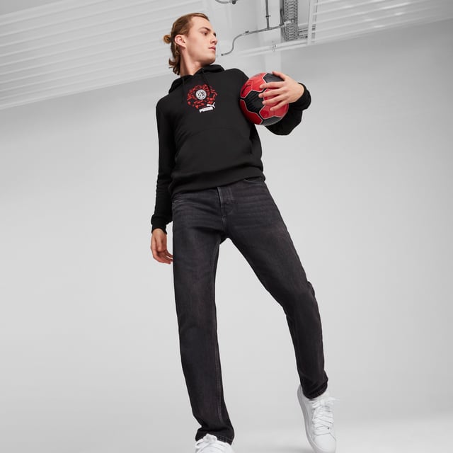PRODUCT STORY: Celebrate match day in Rossoneri style. This relaxed-fit hoodie lets you represent your club with pride, whether cheering from the stands or kicking back at home. The soft french terry fabric keeps you comfortable all day long. FEATURES & BENEFITS: Made with at least 20% recycled cotton. DETAILS: Regular fit; 280 gsm, knitted; Long sleeve; Elasticated waistband and cuffs; Official team branding.  Our model is 188 cm tall and is wearing size M UK.