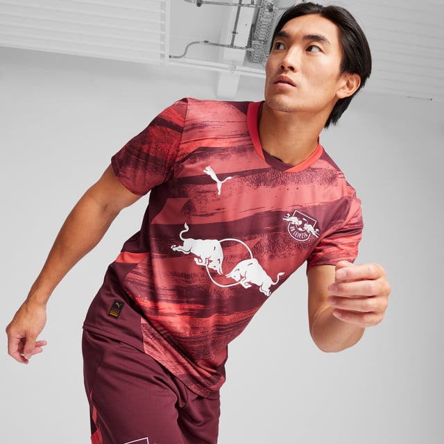 PRODUCT STORY: Play like Leipzig's finest in this 24/25 Away jersey. It takes inspiration from the art direction of the Neue Leipziger Schule and the energetic paintings which perfectly match the passion of Die Roten Bullen. Our moisture-wicking dryCELL technology and mesh inserts keep you cool and dry when the action heats up. FEATURES & BENEFITS: dryCELL: Performance technology designed to wick moisture from the body and keep you free of sweat during exercise; As part of the RE:FIBRE program, this garment is made of at least 95% recycled material from textile waste and other used materials. DETAILS: Regular fit; 170 gsm, Jacquard; Mesh inserts; Crew neck; Short sleeves; Official team branding.  Our model is 184 cm tall and is wearing size M UK.