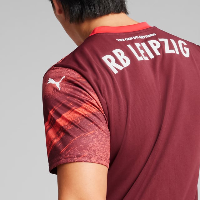 PRODUCT STORY: Play like Leipzig's finest in this 24/25 Away jersey. It takes inspiration from the art direction of the Neue Leipziger Schule and the energetic paintings which perfectly match the passion of Die Roten Bullen. Our moisture-wicking dryCELL technology and mesh inserts keep you cool and dry when the action heats up. FEATURES & BENEFITS: dryCELL: Performance technology designed to wick moisture from the body and keep you free of sweat during exercise; As part of the RE:FIBRE program, this garment is made of at least 95% recycled material from textile waste and other used materials. DETAILS: Regular fit; 170 gsm, Jacquard; Mesh inserts; Crew neck; Short sleeves; Official team branding.  Our model is 184 cm tall and is wearing size M UK.