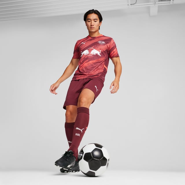 PRODUCT STORY: Play like Leipzig's finest in this 24/25 Away jersey. It takes inspiration from the art direction of the Neue Leipziger Schule and the energetic paintings which perfectly match the passion of Die Roten Bullen. Our moisture-wicking dryCELL technology and mesh inserts keep you cool and dry when the action heats up. FEATURES & BENEFITS: dryCELL: Performance technology designed to wick moisture from the body and keep you free of sweat during exercise; As part of the RE:FIBRE program, this garment is made of at least 95% recycled material from textile waste and other used materials. DETAILS: Regular fit; 170 gsm, Jacquard; Mesh inserts; Crew neck; Short sleeves; Official team branding.  Our model is 184 cm tall and is wearing size M UK.