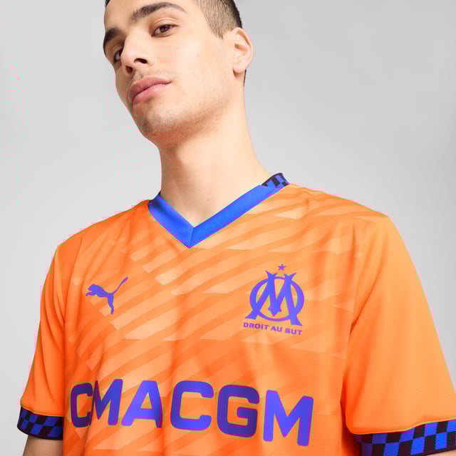 PUMA Mens Olympique de Marseille 24/25 Third Jersey PRODUCT STORY: Gear up like Les Olympiens with the official 24/25 Third Jersey. It features moisture-wicking dryCELL tech to keep you feeling cool and comfortable. FEATURES & BENEFITS: dryCELL: Performance technology designed to wick moisture from the body and keep you free of sweat during exercise; As part of the RE:FIBRE program, this garment is made of at least 95% recycled material from textile waste and other used materials. DETAILS: Regular fit; 170 gsm, Jacquard; V-neck; Short sleeves; Official team branding. Our model is 183 cm tall and is wearing size M UK.