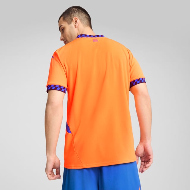 PUMA Mens Olympique de Marseille 24/25 Third Jersey PRODUCT STORY: Gear up like Les Olympiens with the official 24/25 Third Jersey. It features moisture-wicking dryCELL tech to keep you feeling cool and comfortable. FEATURES & BENEFITS: dryCELL: Performance technology designed to wick moisture from the body and keep you free of sweat during exercise; As part of the RE:FIBRE program, this garment is made of at least 95% recycled material from textile waste and other used materials. DETAILS: Regular fit; 170 gsm, Jacquard; V-neck; Short sleeves; Official team branding. Our model is 183 cm tall and is wearing size M UK.