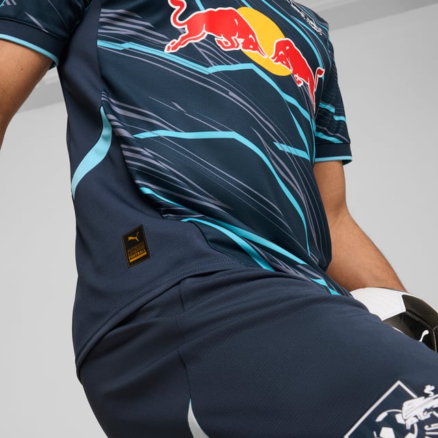 PRODUCT STORY: With the RB Leipzig 24/25 Third Jersey we celebrate forwards momentum and the club of the next generation with futuristic graphics. Mesh inserts for breathability and moisture-wicking dryCELL technology let you play like Leipzig's finest. FEATURES & BENEFITS: dryCELL: Performance technology designed to wick moisture from the body and keepyou free of sweat during exercise; As part of the RE:FIBRE program, this garment is made of at least 95% recycled material from textile waste and other used materials. DETAILS: Regular fit; 170 gsm, Jacquard; Mesh inserts; Crew neck; Short sleeves; Official team branding.  Our model is 185 cm tall and is wearing size M UK.
