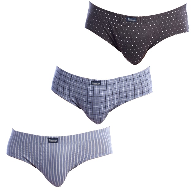 El pack de 3 slips Esenciales para hombre, también conocido como "paquete de 3 calzoncillos básicos" o "conjunto de 3 briefs imprescindibles", es una opción ideal para quienes buscan comodidad y funcionalidad en su ropa interior diaria. Estos slips ofrecen una combinación perfecta de calidad y diseño sencillo, asegurando una experiencia de uso confortable y práctica.

Cada slip del pack de 3 slips Esenciales está fabricado con materiales suaves y transpirables como algodón puro o mezclas de algodón con elastano, que proporcionan una sensación agradable contra la piel y permiten una buena ventilación. El ajuste ceñido de estos calzoncillos básicos garantiza un soporte adecuado y comodidad durante todo el día.

La cintura elástica de los slips Esenciales asegura un ajuste firme y confortable, sin causar irritaciones. Las costuras planas evitan rozaduras y aseguran durabilidad, haciendo que este conjunto de 3 briefs sea perfecto para el uso diario y las actividades físicas.

Disponible en colores neutros y clásicos, el pack de 3 slips Esenciales combina practicidad con estilo sencillo. Cada calzoncillo del conjunto está diseñado para ser discreto bajo la ropa, ofreciendo un ajuste que se adapta a cualquier estilo de vida.

En resumen, el pack de 3 slips Esenciales es la elección perfecta para hombres que buscan una combinación de confort, soporte y simplicidad en su ropa interior. Este conjunto ofrece una excelente relación calidad-precio, proporcionando durabilidad y comodidad en cada uso.
 Composición: 100% Algodón
 Cuidados:
- Lavar a temperatura máx. 40º.
- No usar lejía.
- No usar secadora.
- No planchar.
- No lavar en seco.