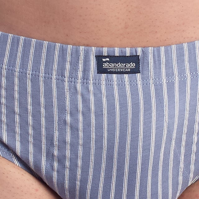 El pack de 3 slips Esenciales para hombre, también conocido como "paquete de 3 calzoncillos básicos" o "conjunto de 3 briefs imprescindibles", es una opción ideal para quienes buscan comodidad y funcionalidad en su ropa interior diaria. Estos slips ofrecen una combinación perfecta de calidad y diseño sencillo, asegurando una experiencia de uso confortable y práctica.

Cada slip del pack de 3 slips Esenciales está fabricado con materiales suaves y transpirables como algodón puro o mezclas de algodón con elastano, que proporcionan una sensación agradable contra la piel y permiten una buena ventilación. El ajuste ceñido de estos calzoncillos básicos garantiza un soporte adecuado y comodidad durante todo el día.

La cintura elástica de los slips Esenciales asegura un ajuste firme y confortable, sin causar irritaciones. Las costuras planas evitan rozaduras y aseguran durabilidad, haciendo que este conjunto de 3 briefs sea perfecto para el uso diario y las actividades físicas.

Disponible en colores neutros y clásicos, el pack de 3 slips Esenciales combina practicidad con estilo sencillo. Cada calzoncillo del conjunto está diseñado para ser discreto bajo la ropa, ofreciendo un ajuste que se adapta a cualquier estilo de vida.

En resumen, el pack de 3 slips Esenciales es la elección perfecta para hombres que buscan una combinación de confort, soporte y simplicidad en su ropa interior. Este conjunto ofrece una excelente relación calidad-precio, proporcionando durabilidad y comodidad en cada uso.
 Composición: 100% Algodón
 Cuidados:
- Lavar a temperatura máx. 40º.
- No usar lejía.
- No usar secadora.
- No planchar.
- No lavar en seco.