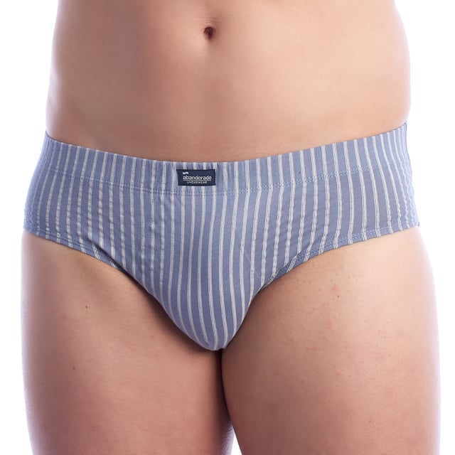 El pack de 3 slips Esenciales para hombre, también conocido como "paquete de 3 calzoncillos básicos" o "conjunto de 3 briefs imprescindibles", es una opción ideal para quienes buscan comodidad y funcionalidad en su ropa interior diaria. Estos slips ofrecen una combinación perfecta de calidad y diseño sencillo, asegurando una experiencia de uso confortable y práctica.

Cada slip del pack de 3 slips Esenciales está fabricado con materiales suaves y transpirables como algodón puro o mezclas de algodón con elastano, que proporcionan una sensación agradable contra la piel y permiten una buena ventilación. El ajuste ceñido de estos calzoncillos básicos garantiza un soporte adecuado y comodidad durante todo el día.

La cintura elástica de los slips Esenciales asegura un ajuste firme y confortable, sin causar irritaciones. Las costuras planas evitan rozaduras y aseguran durabilidad, haciendo que este conjunto de 3 briefs sea perfecto para el uso diario y las actividades físicas.

Disponible en colores neutros y clásicos, el pack de 3 slips Esenciales combina practicidad con estilo sencillo. Cada calzoncillo del conjunto está diseñado para ser discreto bajo la ropa, ofreciendo un ajuste que se adapta a cualquier estilo de vida.

En resumen, el pack de 3 slips Esenciales es la elección perfecta para hombres que buscan una combinación de confort, soporte y simplicidad en su ropa interior. Este conjunto ofrece una excelente relación calidad-precio, proporcionando durabilidad y comodidad en cada uso.
 Composición: 100% Algodón
 Cuidados:
- Lavar a temperatura máx. 40º.
- No usar lejía.
- No usar secadora.
- No planchar.
- No lavar en seco.