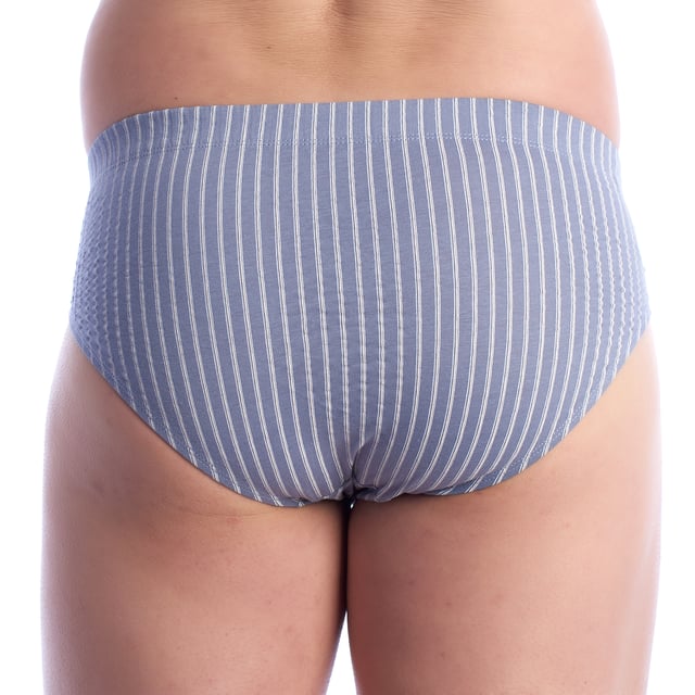 El pack de 3 slips Esenciales para hombre, también conocido como "paquete de 3 calzoncillos básicos" o "conjunto de 3 briefs imprescindibles", es una opción ideal para quienes buscan comodidad y funcionalidad en su ropa interior diaria. Estos slips ofrecen una combinación perfecta de calidad y diseño sencillo, asegurando una experiencia de uso confortable y práctica.

Cada slip del pack de 3 slips Esenciales está fabricado con materiales suaves y transpirables como algodón puro o mezclas de algodón con elastano, que proporcionan una sensación agradable contra la piel y permiten una buena ventilación. El ajuste ceñido de estos calzoncillos básicos garantiza un soporte adecuado y comodidad durante todo el día.

La cintura elástica de los slips Esenciales asegura un ajuste firme y confortable, sin causar irritaciones. Las costuras planas evitan rozaduras y aseguran durabilidad, haciendo que este conjunto de 3 briefs sea perfecto para el uso diario y las actividades físicas.

Disponible en colores neutros y clásicos, el pack de 3 slips Esenciales combina practicidad con estilo sencillo. Cada calzoncillo del conjunto está diseñado para ser discreto bajo la ropa, ofreciendo un ajuste que se adapta a cualquier estilo de vida.

En resumen, el pack de 3 slips Esenciales es la elección perfecta para hombres que buscan una combinación de confort, soporte y simplicidad en su ropa interior. Este conjunto ofrece una excelente relación calidad-precio, proporcionando durabilidad y comodidad en cada uso.
 Composición: 100% Algodón
 Cuidados:
- Lavar a temperatura máx. 40º.
- No usar lejía.
- No usar secadora.
- No planchar.
- No lavar en seco.