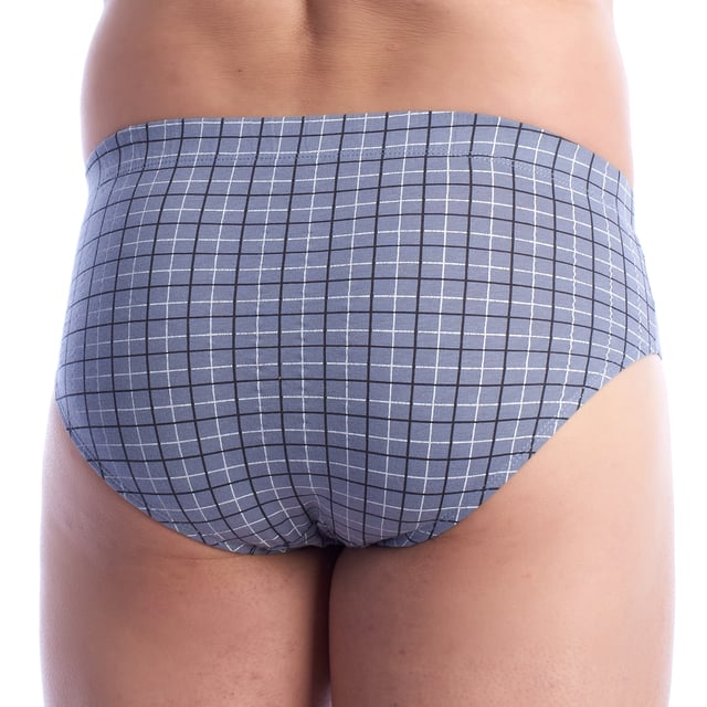 El pack de 3 slips Esenciales para hombre, también conocido como "paquete de 3 calzoncillos básicos" o "conjunto de 3 briefs imprescindibles", es una opción ideal para quienes buscan comodidad y funcionalidad en su ropa interior diaria. Estos slips ofrecen una combinación perfecta de calidad y diseño sencillo, asegurando una experiencia de uso confortable y práctica.

Cada slip del pack de 3 slips Esenciales está fabricado con materiales suaves y transpirables como algodón puro o mezclas de algodón con elastano, que proporcionan una sensación agradable contra la piel y permiten una buena ventilación. El ajuste ceñido de estos calzoncillos básicos garantiza un soporte adecuado y comodidad durante todo el día.

La cintura elástica de los slips Esenciales asegura un ajuste firme y confortable, sin causar irritaciones. Las costuras planas evitan rozaduras y aseguran durabilidad, haciendo que este conjunto de 3 briefs sea perfecto para el uso diario y las actividades físicas.

Disponible en colores neutros y clásicos, el pack de 3 slips Esenciales combina practicidad con estilo sencillo. Cada calzoncillo del conjunto está diseñado para ser discreto bajo la ropa, ofreciendo un ajuste que se adapta a cualquier estilo de vida.

En resumen, el pack de 3 slips Esenciales es la elección perfecta para hombres que buscan una combinación de confort, soporte y simplicidad en su ropa interior. Este conjunto ofrece una excelente relación calidad-precio, proporcionando durabilidad y comodidad en cada uso.
 Composición: 100% Algodón
 Cuidados:
- Lavar a temperatura máx. 40º.
- No usar lejía.
- No usar secadora.
- No planchar.
- No lavar en seco.