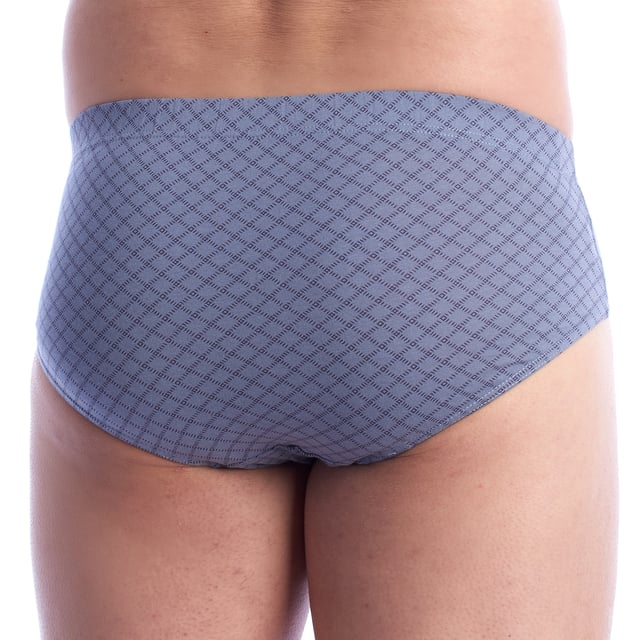 The Essentials 3-pack of men's briefs is an ideal choice for those seeking comfort and functionality in their everyday underwear. These briefs offer a perfect combination of quality and simple design, ensuring a comfortable and practical wearing experience.

 Each brief in the Essentials 3-Pack is made from soft, breathable materials such as pure cotton or cotton-elastane blends, which provide a pleasant feel against the skin and allow for good ventilation. The close fit of these basic briefs ensures proper support and comfort all day long.

 The elastic waistband of the Essentials briefs ensures a firm and comfortable fit, without causing irritation. Flat seams prevent chafing and ensure durability, making this set of 3 briefs perfect for everyday use and physical activities.

 Available in neutral and classic colours, the Essentials 3-pack combines practicality with simple style. Each brief in the set is designed to be discreet under clothing, offering a fit that adapts to any lifestyle.

 The Essentials 3-Pack Briefs are the perfect choice for men looking for a combination of comfort, support and simplicity in their underwear. This set offers excellent value for money, providing durability and comfort with every wear.
 Composition: 100% Cotton
 Care:
- Wash at max temperature. 40º.
 - Do not use bleach.
 - Do not use a dryer.
 - Do not iron.
 - Do not dry clean.