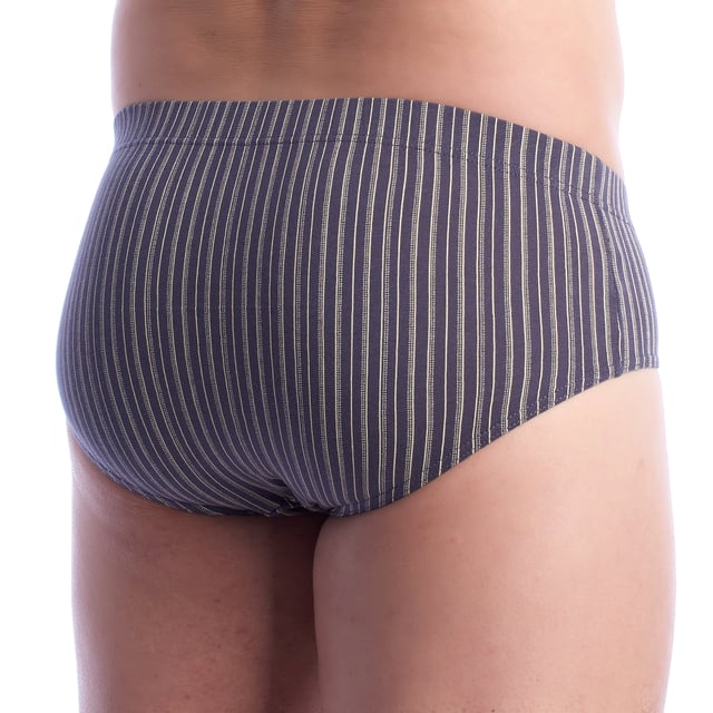 The Essentials 3-pack of men's briefs is an ideal choice for those seeking comfort and functionality in their everyday underwear. These briefs offer a perfect combination of quality and simple design, ensuring a comfortable and practical wearing experience.

 Each brief in the Essentials 3-Pack is made from soft, breathable materials such as pure cotton or cotton-elastane blends, which provide a pleasant feel against the skin and allow for good ventilation. The close fit of these basic briefs ensures proper support and comfort all day long.

 The elastic waistband of the Essentials briefs ensures a firm and comfortable fit, without causing irritation. Flat seams prevent chafing and ensure durability, making this set of 3 briefs perfect for everyday use and physical activities.

 Available in neutral and classic colours, the Essentials 3-pack combines practicality with simple style. Each brief in the set is designed to be discreet under clothing, offering a fit that adapts to any lifestyle.

 The Essentials 3-Pack Briefs are the perfect choice for men looking for a combination of comfort, support and simplicity in their underwear. This set offers excellent value for money, providing durability and comfort with every wear.
 Composition: 100% Cotton
 Care:
- Wash at max temperature. 40º.
 - Do not use bleach.
 - Do not use a dryer.
 - Do not iron.
 - Do not dry clean.