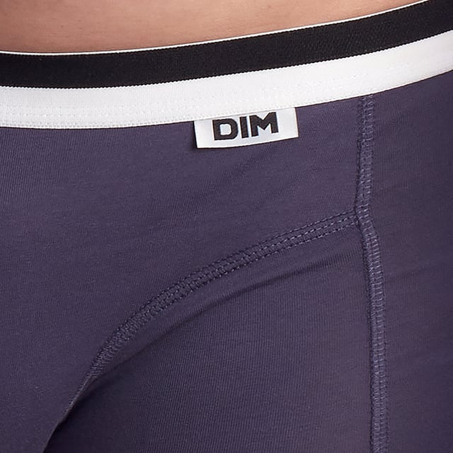 El Pack-2 Boxers DIM Basic tejido transpirable es la opción perfecta para quienes buscan comodidad, funcionalidad y un estilo clásico en su ropa interior. Confeccionados con materiales de alta calidad, estos boxers ofrecen un ajuste cómodo y seguro, adaptándose perfectamente a la figura masculina.

Principales características:
- Tejido transpirable que asegura una excelente circulación de aire, manteniendo frescura y comodidad durante todo el día.
- Cintura elástica que proporciona soporte adicional sin apretar, manteniéndolos en su lugar sin incomodidades.
- Diseño sencillo y elegante, adecuado para cualquier ocasión y fácil de combinar con otros atuendos.
- Colores clásicos que ofrecen versatilidad en el armario masculino.
- Perfectos para el uso diario gracias a su durabilidad y confort.
- Fácil mantenimiento, lo que hace que estos boxers sean una opción práctica para el día a día.
 Composición: 95% Algodón, 5% Elastano
 Cuidados:
Lavar a temperatura máx. 40º.
No usar lejía.
No usar secadora.
No planchar.
No lavar en seco.