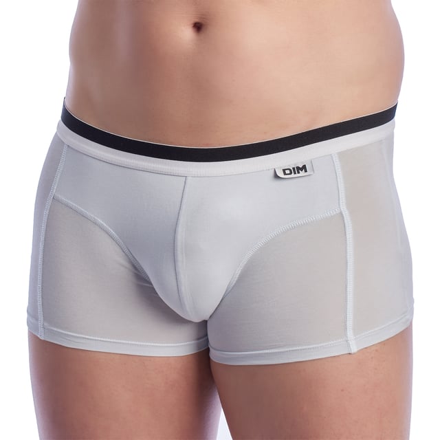 El Pack-2 Boxers DIM Basic tejido transpirable es la opción perfecta para quienes buscan comodidad, funcionalidad y un estilo clásico en su ropa interior. Confeccionados con materiales de alta calidad, estos boxers ofrecen un ajuste cómodo y seguro, adaptándose perfectamente a la figura masculina.

Principales características:
- Tejido transpirable que asegura una excelente circulación de aire, manteniendo frescura y comodidad durante todo el día.
- Cintura elástica que proporciona soporte adicional sin apretar, manteniéndolos en su lugar sin incomodidades.
- Diseño sencillo y elegante, adecuado para cualquier ocasión y fácil de combinar con otros atuendos.
- Colores clásicos que ofrecen versatilidad en el armario masculino.
- Perfectos para el uso diario gracias a su durabilidad y confort.
- Fácil mantenimiento, lo que hace que estos boxers sean una opción práctica para el día a día.
 Composición: 95% Algodón, 5% Elastano
 Cuidados:
Lavar a temperatura máx. 40º.
No usar lejía.
No usar secadora.
No planchar.
No lavar en seco.