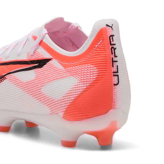 PUMA Unisex ULTRA 5 PRO FG/AG Voetbalschoenen PRODUCTVERHAAL: Hoe snel is de ULTRA 5 PRO? Maak je klaar om je snelheid te ontketenen op stevige of kunstmatige ondergronden met PUMA's nieuwste innovatie. Het lichtgewicht mesh bovenwerk, GripControl Pro huid en SPEEDSYSTEM zool met FastTrax studs zorgen voor ongeëvenaarde grip en snelle versnelling. PWRTAPE ondersteuning houdt je stabiel voor die spelbepalende bewegingen. KENMERKEN EN VOORDELEN: Gemaakt met ten minste 30% gerecycled materiaal; VERSNELLING: PUMA's SPEEDSYSTEM CARBON zool combineert veerkrachtig carbonfiber materiaal voor snelle voortstuwing met een innovatieve plek en oriëntatie van de studs voor snellere versnelling.; GRIJP: PUMA's eigen FastTrax studs worden aangevuld met meer afgeronde studs aan de zijkant voor de meest optimale grip op zowel stevige ondergrond als kunstgras.; STABILITEIT: Het PWRTAPE ondersteuningsframe stabilizeert de voet binnen de schoen voor snelle richtingsveranderingen.. DETAILS: De SPEEDSYSTEM zool en FastTrax studs zorgen voor bliksemsnelle versnelling en grip op stevige ondergrond en kunstgras; Het lichtgewicht mesh bovenwerk biedt uitzonderlijke ademend vermogen en comfort; Het PWRTAPE ondersteuningsframe stabiliseert de voet voor snelle richtingsveranderingen; Reguliere tot smalle pasvorm; FG/AG: Geschikt voor gebruik op zowel stevige natuurlijke oppervlakken als kunstgras (4G).