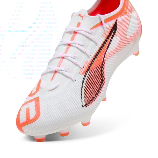 PUMA Unisex ULTRA 5 PRO FG/AG Voetbalschoenen PRODUCTVERHAAL: Hoe snel is de ULTRA 5 PRO? Maak je klaar om je snelheid te ontketenen op stevige of kunstmatige ondergronden met PUMA's nieuwste innovatie. Het lichtgewicht mesh bovenwerk, GripControl Pro huid en SPEEDSYSTEM zool met FastTrax studs zorgen voor ongeëvenaarde grip en snelle versnelling. PWRTAPE ondersteuning houdt je stabiel voor die spelbepalende bewegingen. KENMERKEN EN VOORDELEN: Gemaakt met ten minste 30% gerecycled materiaal; VERSNELLING: PUMA's SPEEDSYSTEM CARBON zool combineert veerkrachtig carbonfiber materiaal voor snelle voortstuwing met een innovatieve plek en oriëntatie van de studs voor snellere versnelling.; GRIJP: PUMA's eigen FastTrax studs worden aangevuld met meer afgeronde studs aan de zijkant voor de meest optimale grip op zowel stevige ondergrond als kunstgras.; STABILITEIT: Het PWRTAPE ondersteuningsframe stabilizeert de voet binnen de schoen voor snelle richtingsveranderingen.. DETAILS: De SPEEDSYSTEM zool en FastTrax studs zorgen voor bliksemsnelle versnelling en grip op stevige ondergrond en kunstgras; Het lichtgewicht mesh bovenwerk biedt uitzonderlijke ademend vermogen en comfort; Het PWRTAPE ondersteuningsframe stabiliseert de voet voor snelle richtingsveranderingen; Reguliere tot smalle pasvorm; FG/AG: Geschikt voor gebruik op zowel stevige natuurlijke oppervlakken als kunstgras (4G).