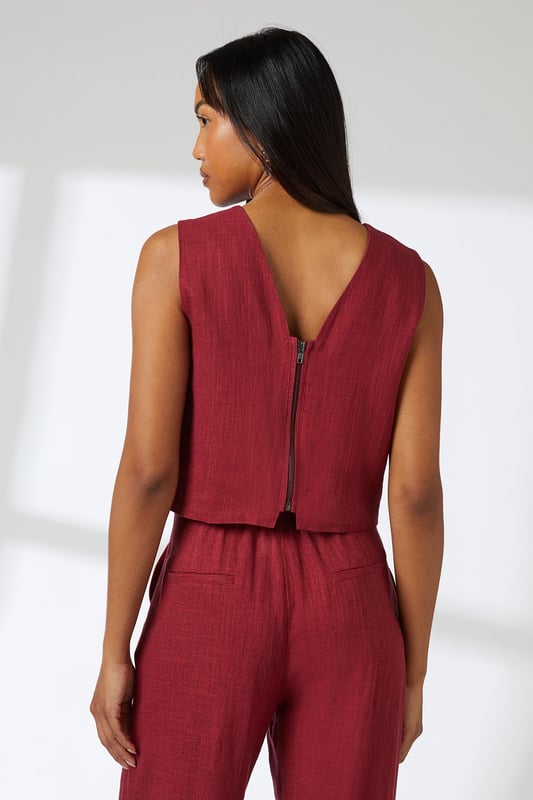 Sleeveless cropped top with elegant round neckline
        Linen blend fabric offers breathable comfort with natural texture
        Versatile V-back design with visible zip closure
        Practical side pockets in the coordinating wide-leg trousers
        Relaxed silhouette perfect for effortless day-to-night styling
    
    This Principles linen blend cropped top combines comfort with contemporary style for your warm-weather wardrobe. The clean lines and minimalist design create a refined silhouette that pairs beautifully with the matching wide-leg trousers for an effortlessly coordinated look. Style with leopard print sandals and statement hoop earrings as shown for casual daytime outings, or dress up with metallic accessories for alfresco dining. The breathable fabric makes it ideal for family gatherings and weekend brunches, while the versatile design transitions seamlessly from city breaks to coastal holidays. Layer with a lightweight cardigan when the temperature drops, or pair the top with tailored denim for a smart-casual alternative that showcases its versatility.