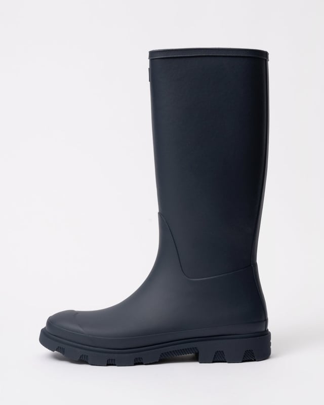 Introducing the newest addition to the Hunter family, our fully waterproof Men's Downpour Tall Boot. With a sleek upper design and a lightweight moulded outsole, the unique tread has taken influence from natural shapes found in landscapes. Handcrafted and finished with a heritage topbind, this men's black riding boot has been engineered to have a more modern and voluminous calf fit.



Certified vegan
Waterproof
Handcrafted with a sleek upper design
100% Recycled polyester lining
Moulded footbed for enhanced comfort and support
Lightweight rubber outsole with Hunter Downpour tread pattern
Outsole traction for added grip on surfaces
Crafted from natural vulcanised rubber with a matte finish
Engineered to have a more modern and voluminous calf fit
Heritage topbind



Upper material: 100% RubberOutsole material: 100% Moulded lightweight rubberLining: 100% Post-consumer recycled polyesterInsole: 100% Post-consumer recycled polyester and latex sponge foam
HFRM0001251