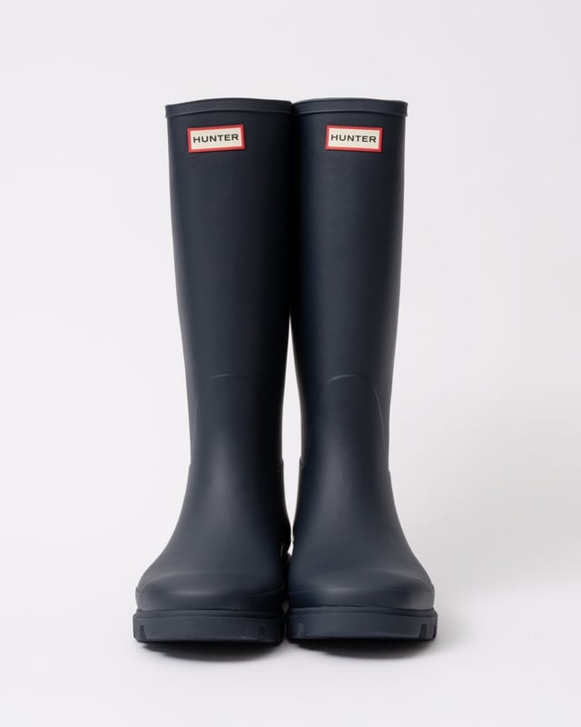 Introducing the newest addition to the Hunter family, our fully waterproof Men's Downpour Tall Boot. With a sleek upper design and a lightweight moulded outsole, the unique tread has taken influence from natural shapes found in landscapes. Handcrafted and finished with a heritage topbind, this men's black riding boot has been engineered to have a more modern and voluminous calf fit.



Certified vegan
Waterproof
Handcrafted with a sleek upper design
100% Recycled polyester lining
Moulded footbed for enhanced comfort and support
Lightweight rubber outsole with Hunter Downpour tread pattern
Outsole traction for added grip on surfaces
Crafted from natural vulcanised rubber with a matte finish
Engineered to have a more modern and voluminous calf fit
Heritage topbind



Upper material: 100% RubberOutsole material: 100% Moulded lightweight rubberLining: 100% Post-consumer recycled polyesterInsole: 100% Post-consumer recycled polyester and latex sponge foam
HFRM0001251