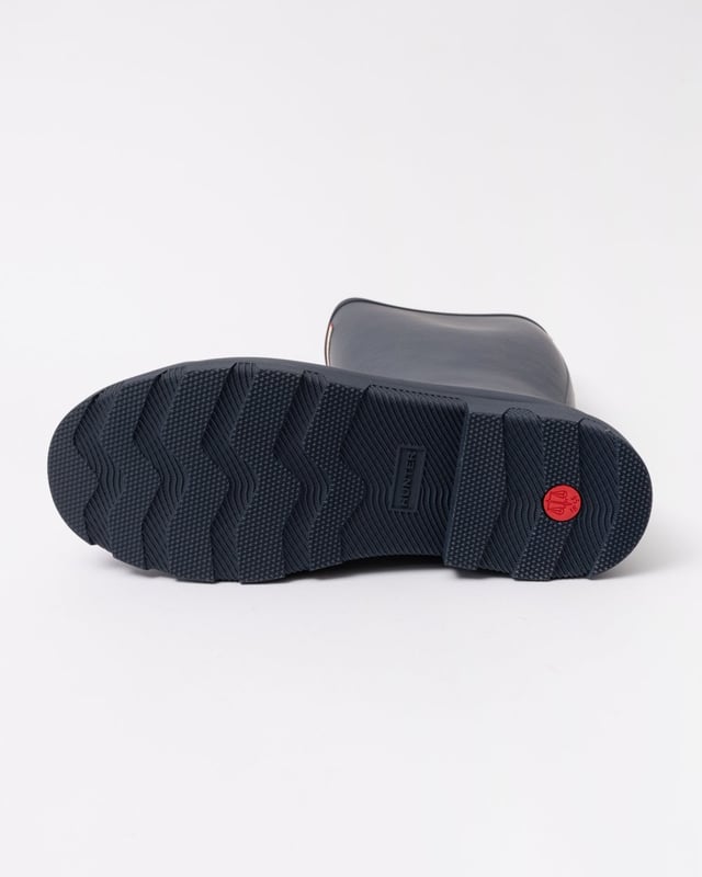 Introducing the newest addition to the Hunter family, our fully waterproof Men's Downpour Tall Boot. With a sleek upper design and a lightweight moulded outsole, the unique tread has taken influence from natural shapes found in landscapes. Handcrafted and finished with a heritage topbind, this men's black riding boot has been engineered to have a more modern and voluminous calf fit.



Certified vegan
Waterproof
Handcrafted with a sleek upper design
100% Recycled polyester lining
Moulded footbed for enhanced comfort and support
Lightweight rubber outsole with Hunter Downpour tread pattern
Outsole traction for added grip on surfaces
Crafted from natural vulcanised rubber with a matte finish
Engineered to have a more modern and voluminous calf fit
Heritage topbind



Upper material: 100% RubberOutsole material: 100% Moulded lightweight rubberLining: 100% Post-consumer recycled polyesterInsole: 100% Post-consumer recycled polyester and latex sponge foam
HFRM0001251