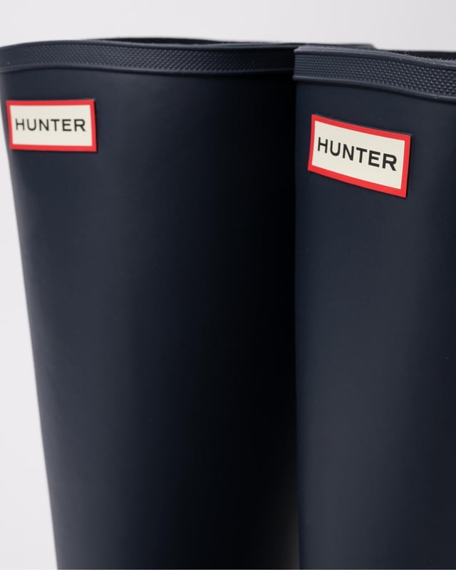 Introducing the newest addition to the Hunter family, our fully waterproof Men's Downpour Tall Boot. With a sleek upper design and a lightweight moulded outsole, the unique tread has taken influence from natural shapes found in landscapes. Handcrafted and finished with a heritage topbind, this men's black riding boot has been engineered to have a more modern and voluminous calf fit.



Certified vegan
Waterproof
Handcrafted with a sleek upper design
100% Recycled polyester lining
Moulded footbed for enhanced comfort and support
Lightweight rubber outsole with Hunter Downpour tread pattern
Outsole traction for added grip on surfaces
Crafted from natural vulcanised rubber with a matte finish
Engineered to have a more modern and voluminous calf fit
Heritage topbind



Upper material: 100% RubberOutsole material: 100% Moulded lightweight rubberLining: 100% Post-consumer recycled polyesterInsole: 100% Post-consumer recycled polyester and latex sponge foam
HFRM0001251