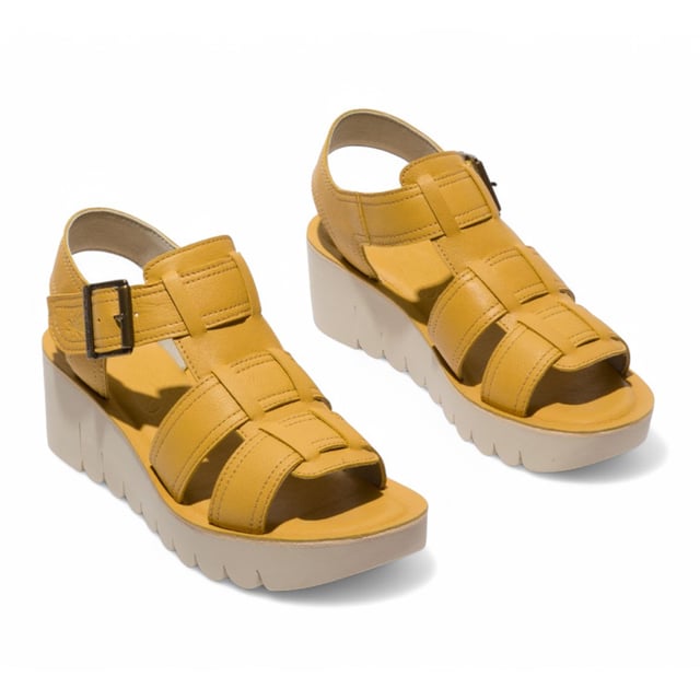 Die YUDD236FLY Sandalen der Yolo-Linie vereinen modernen Stil mit ganztägigem Tragekomfort. Mit ihrem Obermaterial aus glattem Leder, der gepolsterten Innensohle und dem sicheren Klettverschluss bieten diese Wedges die perfekte Balance aus Mode und Funktionalität. Hauptmerkmale: Obermaterial aus hochwertigem Leder – Elegantes und langlebiges Design. Weiches Mikrofaserfutter – Sorgt für Atmungsaktivität und Komfort. Lederinnensohle – Bietet zusätzliche Dämpfung und Halt. Verstellbarer Klettverschluss mit Schnalle – Einfach zu tragen und für eine perfekte Passform anzupassen. TR-Gummi-Keilsohle – Verbessert Griffigkeit und Stabilität. 6 cm hoher Keilabsatz – Verleiht dem Schuh mehr Höhe und bietet gleichzeitig Komfort. Eine stilvolle Wahl für mühelose Eleganz und den Alltag!