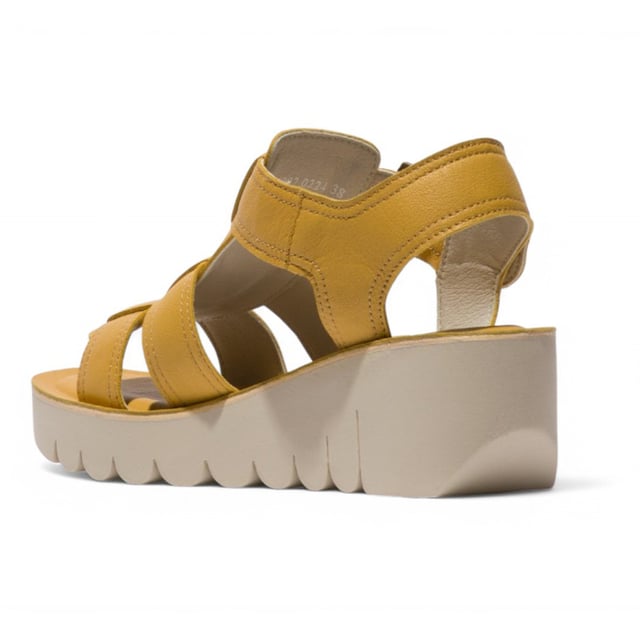 Die YUDD236FLY Sandalen der Yolo-Linie vereinen modernen Stil mit ganztägigem Tragekomfort. Mit ihrem Obermaterial aus glattem Leder, der gepolsterten Innensohle und dem sicheren Klettverschluss bieten diese Wedges die perfekte Balance aus Mode und Funktionalität. Hauptmerkmale: Obermaterial aus hochwertigem Leder – Elegantes und langlebiges Design. Weiches Mikrofaserfutter – Sorgt für Atmungsaktivität und Komfort. Lederinnensohle – Bietet zusätzliche Dämpfung und Halt. Verstellbarer Klettverschluss mit Schnalle – Einfach zu tragen und für eine perfekte Passform anzupassen. TR-Gummi-Keilsohle – Verbessert Griffigkeit und Stabilität. 6 cm hoher Keilabsatz – Verleiht dem Schuh mehr Höhe und bietet gleichzeitig Komfort. Eine stilvolle Wahl für mühelose Eleganz und den Alltag!