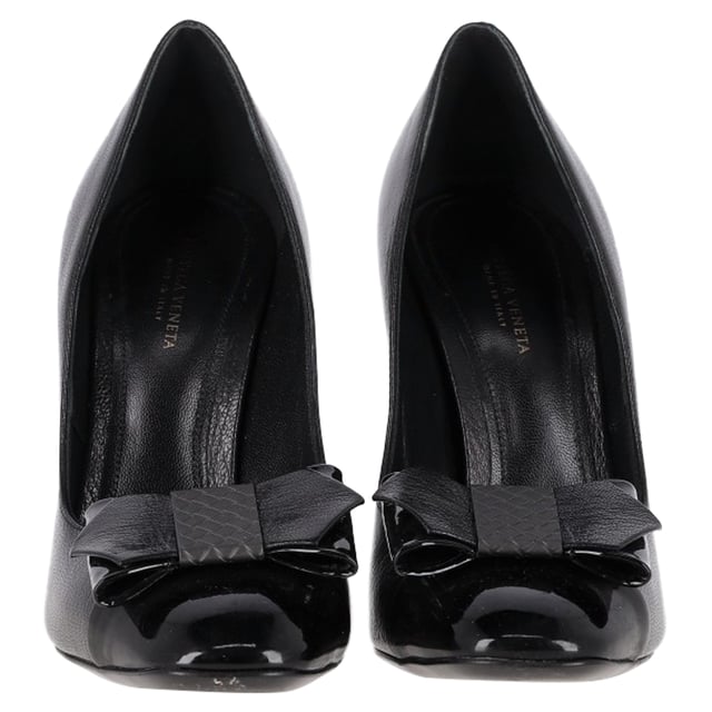 VINTAGE, RRP AS NEW
The Bottega Veneta Bow Detail Pumps in black leather exude timeless elegance, featuring a delicate bow accent and the brand’s signature intrecciato weave on the heel for added sophistication. Crafted from premium leather, these pumps offer a sleek and comfortable fit, perfect for day-to-night wear. Style them with a tailored suit for a polished office look, or pair them with an evening dress to add a refined, feminine touch to your outfit. The classic black leather ensures they are versatile, seamlessly complementing any color palette in your wardrobe.

Bottega Veneta Bow Detail Pumps in Black Leather

Condition: Very good
Signs of wear: Minor signs of wear
Packaging: Box, Dust bag
Color: Black
Material: Leather | leather
Size: IT | 37.5
Measurements: Heel height: 110; Insole length: 280
SKU: NAPPUGBSH464721W