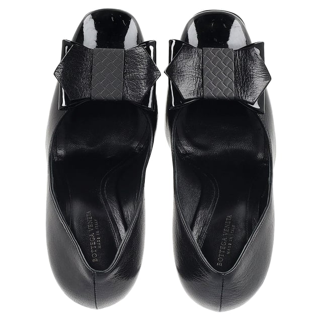 VINTAGE, RRP AS NEW
The Bottega Veneta Bow Detail Pumps in black leather exude timeless elegance, featuring a delicate bow accent and the brand’s signature intrecciato weave on the heel for added sophistication. Crafted from premium leather, these pumps offer a sleek and comfortable fit, perfect for day-to-night wear. Style them with a tailored suit for a polished office look, or pair them with an evening dress to add a refined, feminine touch to your outfit. The classic black leather ensures they are versatile, seamlessly complementing any color palette in your wardrobe.

Bottega Veneta Bow Detail Pumps in Black Leather

Condition: Very good
Signs of wear: Minor signs of wear
Packaging: Box, Dust bag
Color: Black
Material: Leather | leather
Size: IT | 37.5
Measurements: Heel height: 110; Insole length: 280
SKU: NAPPUGBSH464721W