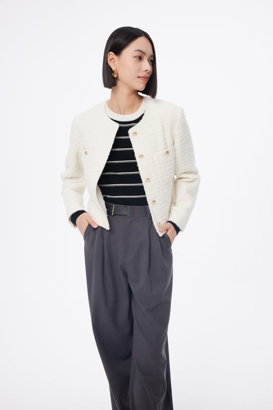 Camisa de punto de lana de oveja de calidad, que evoca ternura. Sus rayas sencillas no pasarán de moda con los elementos clásicos. Casual y elegante, una prenda práctica para otoño e invierno. Satisface las necesidades de ropa de trabajo elegante y sencilla.