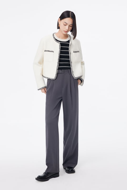 Camisa de punto de lana de oveja de calidad, que evoca ternura. Sus rayas sencillas no pasarán de moda con los elementos clásicos. Casual y elegante, una prenda práctica para otoño e invierno. Satisface las necesidades de ropa de trabajo elegante y sencilla.