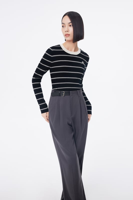 Camisa de punto de lana de oveja de calidad, que evoca ternura. Sus rayas sencillas no pasarán de moda con los elementos clásicos. Casual y elegante, una prenda práctica para otoño e invierno. Satisface las necesidades de ropa de trabajo elegante y sencilla.