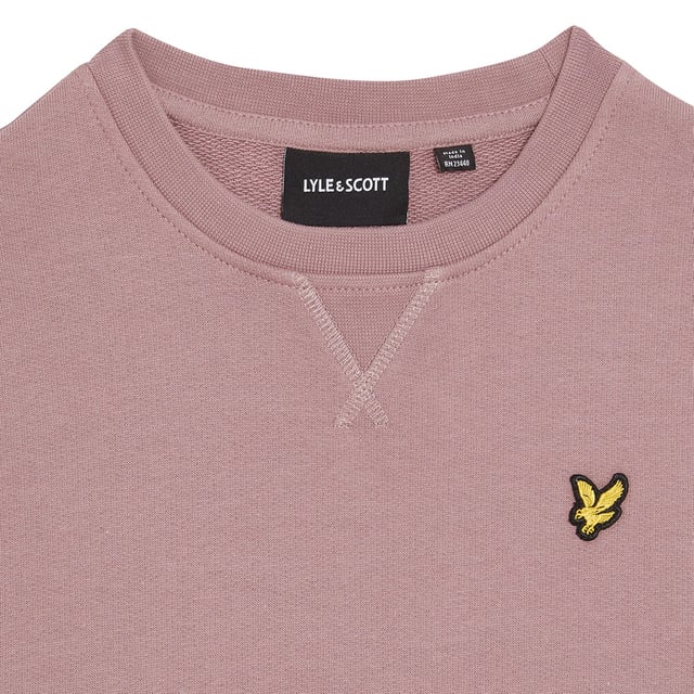 Round neck.Ribbed cuffs and hem.Retro-inspired triangle stitch detail at the neckline.Signature Golden Eagle on the chest.Regular fit.