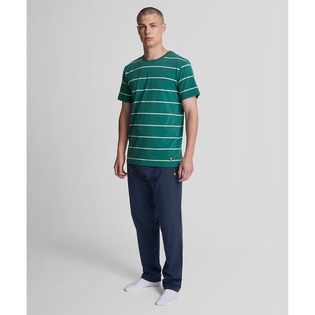 Branded elasticated waistband.Side pockets.Embroidered branding.Regular fit.