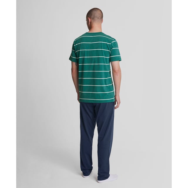 Branded elasticated waistband.Side pockets.Embroidered branding.Regular fit.