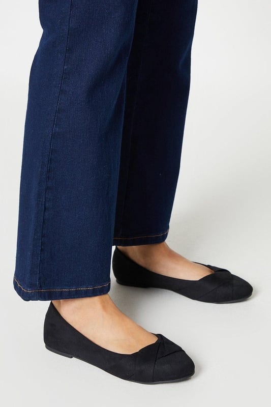 Places to be and people to see? Give yourself a head start with our collection of flat shoes for women. From relaxed trainers and smart loafers to summery sandals and statement-making boots, if you've got the outfit, we've got the shoes. Take your pick from our edit of women's flat shoes perfect for every occasion.Style: Paige Wrap Detail Ballet FlatsFit: Regular Fit Ideal for: CasualDesign: MinimalHeel shape: Flat