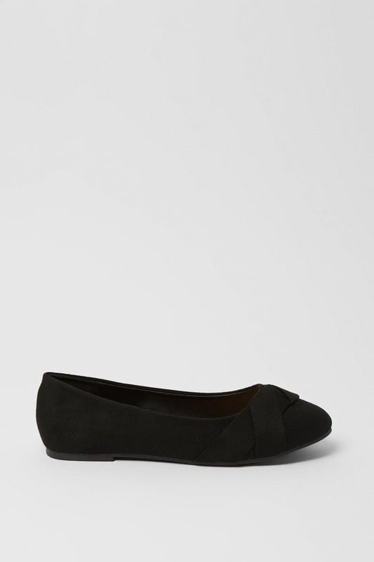 Places to be and people to see? Give yourself a head start with our collection of flat shoes for women. From relaxed trainers and smart loafers to summery sandals and statement-making boots, if you've got the outfit, we've got the shoes. Take your pick from our edit of women's flat shoes perfect for every occasion.Style: Paige Wrap Detail Ballet FlatsFit: Regular Fit Ideal for: CasualDesign: MinimalHeel shape: Flat