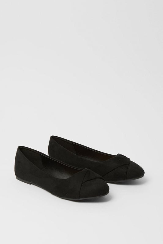 Places to be and people to see? Give yourself a head start with our collection of flat shoes for women. From relaxed trainers and smart loafers to summery sandals and statement-making boots, if you've got the outfit, we've got the shoes. Take your pick from our edit of women's flat shoes perfect for every occasion.Style: Paige Wrap Detail Ballet FlatsFit: Regular Fit Ideal for: CasualDesign: MinimalHeel shape: Flat