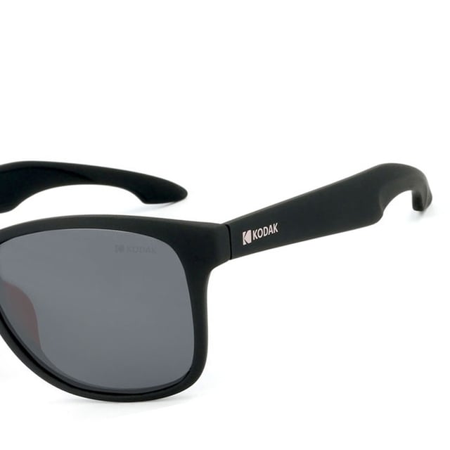 These Kodak men's sunglasses combine a sporty and modern design with vibrant details that make them stand out.

 Shape and design:
 - Kodak sunglasses with a curved square shape.

 Frame Material:
 - The frame of these sports sunglasses is made of polycarbonate, a material known for its impact resistance and lightness.

 Metal temples:
 - The temples are also made of polycarbonate, matching the frame material.

 Brand details:
 - Kodak branding on temples.

 Glasses:
 - Polarized: Yes.
 - Progression: Yes, compatible with progressive lenses.
 - Graduation: Yes, adaptable to your visual needs.
 - 100% UV400 protection.

 The color of the sunglasses lenses may vary slightly from the images due to lighting effects or adjustments in the material finish, but they will always retain their style and quality!
 Measures: Lens height: 43 mm. Lens width: 55 mm. Bridge: 18 mm. Temples: 140 mm.
 Composition: Polycarbonate
 Care:
Use a microfiber cloth to clean the lenses and avoid scratches.