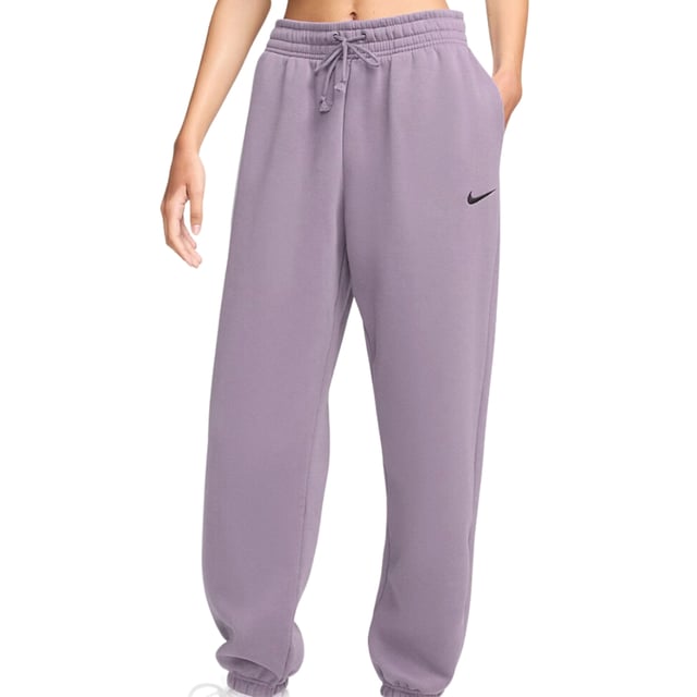 Veredeln Sie Ihren Stil mit der Purple Jogg-Hose. Diese bequemen Nike Purple Pants bieten einen eleganten und vielseitigen Look, perfekt für jeden Anlass. Egal, ob Sie ins Fitnessstudio gehen oder Besorgungen machen, diese Shorts bieten sowohl Stil als auch Funktionalität. Rüsten Sie Ihre Garderobe noch heute auf!, Elastischer Bund und Beinabschlüsse, Markenlogo auf der linken Tasche, Streetwear, schlichte lila Jogginghose