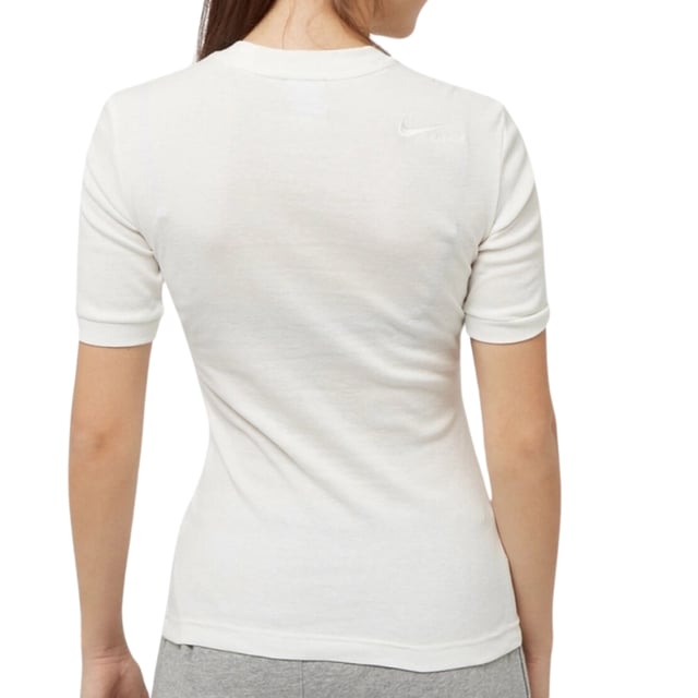 Weißes Nike-T-Shirt, Nike-Logo auf der Rückseite, Rundhalsausschnitt, kurze Ärmel, 60 % Baumwolle, 20 % Polyester, 20 % Viskose, hergestellt in Kambodscha, Sportoberteil, Fitnessstudio-Bekleidung