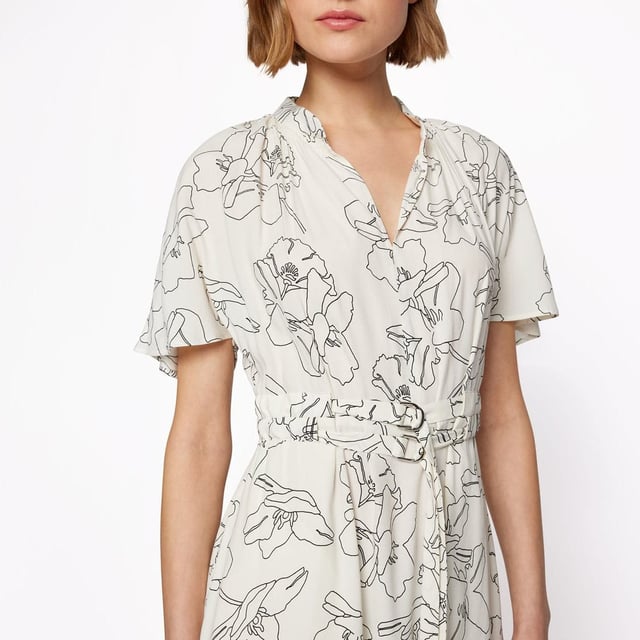 Women's Boss Dalluah Dress. A short-sleeved dress in a straight fit by BOSS Womenswear. Printed all over with a floral motif for modern impact, this elegant dress has a V neckline and a double belt for definition at the waist. Pairs well with low-heeled shoes and a classic jacket for a more understated look.- Regular fit with print.- Stand-up collar.- V-neck.- Small pleats along the shoulder line.- Short one-piece sleeves.- Matching belt that accentuates the waist. Material: 52% Viscose, 48% Cupro. Ref: 50472222962.