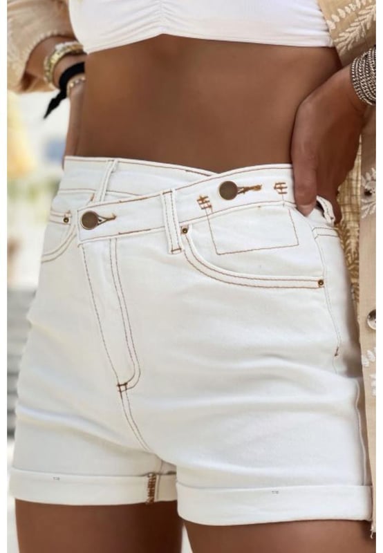 Shorts de mezclilla blanca con costuras delicadas  
Diseño de cintura asimétrica  
Diseño clásico de 5 bolsillos con pasadores para cinturón y dobladillo enrollado  
Cómodos y estilosos  
Por favor, consulta la tabla de tallas para una correcta medida  
Material: 98% algodón 2% elastano