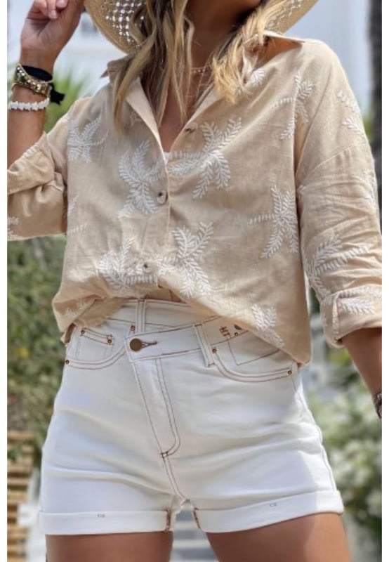 Shorts de mezclilla blanca con costuras delicadas  
Diseño de cintura asimétrica  
Diseño clásico de 5 bolsillos con pasadores para cinturón y dobladillo enrollado  
Cómodos y estilosos  
Por favor, consulta la tabla de tallas para una correcta medida  
Material: 98% algodón 2% elastano