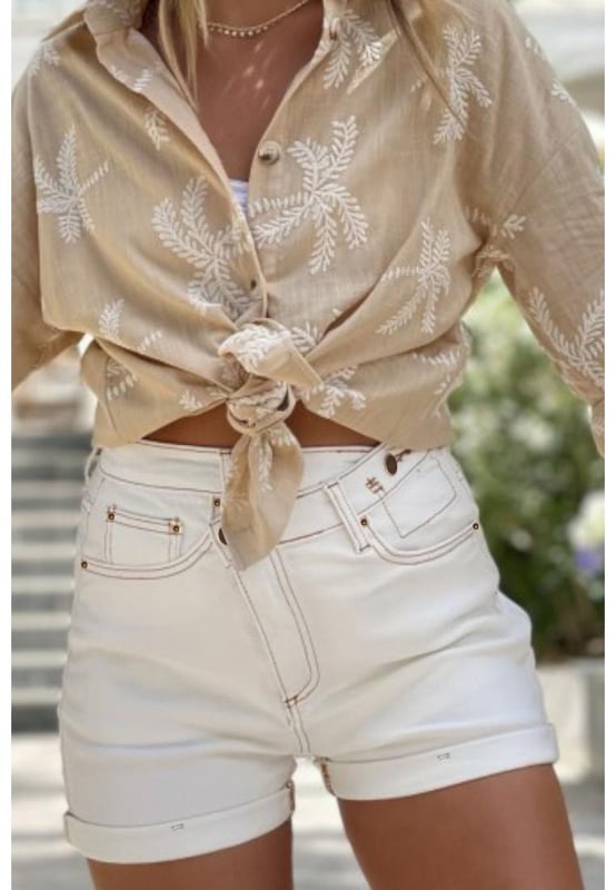 Shorts de mezclilla blanca con costuras delicadas  
Diseño de cintura asimétrica  
Diseño clásico de 5 bolsillos con pasadores para cinturón y dobladillo enrollado  
Cómodos y estilosos  
Por favor, consulta la tabla de tallas para una correcta medida  
Material: 98% algodón 2% elastano
