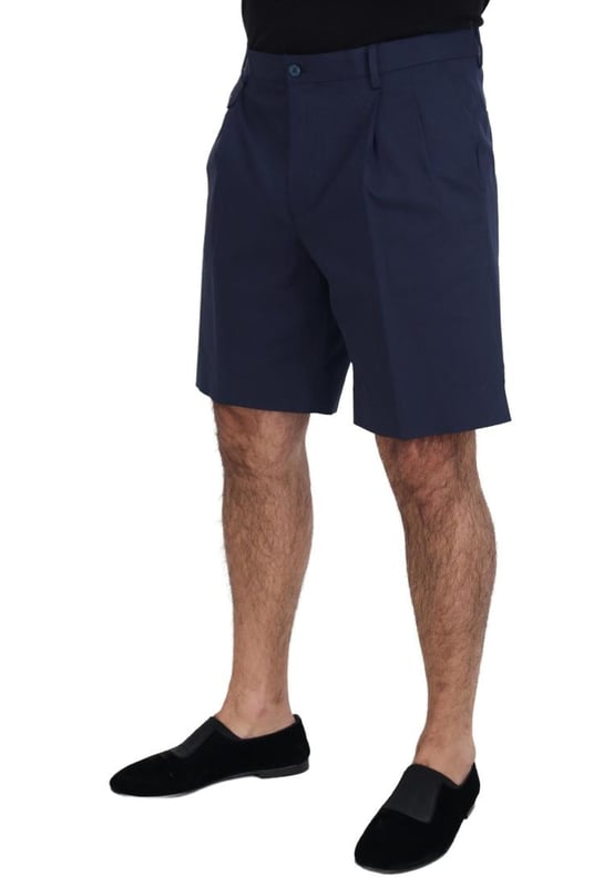 100% authentischen Dolce & Gabbana Shorts  
Chino-Stil mit regulärer Passform  
Blaue Farbe  
Hergestellt aus 89% Baumwolle, 9% Seide und 2% Elasthan  
Zwei vordere und zwei hintere Taschen  
Logo-Details  
Hergestellt in Italien  
Material: 89% Baumwolle, 9% Seide, 2% Elasthan