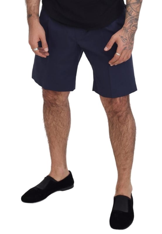 100% authentischen Dolce & Gabbana Shorts  
Chino-Stil mit regulärer Passform  
Blaue Farbe  
Hergestellt aus 89% Baumwolle, 9% Seide und 2% Elasthan  
Zwei vordere und zwei hintere Taschen  
Logo-Details  
Hergestellt in Italien  
Material: 89% Baumwolle, 9% Seide, 2% Elasthan